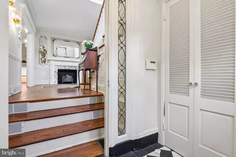 Entry Way - 2209 Ken Oak Rd, Baltimore, MD 21209 photo 2 of 15