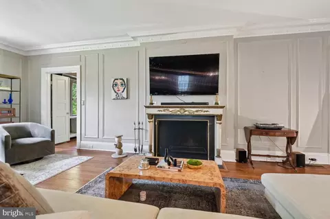 Living - 2209 Ken Oak Rd, Baltimore, MD 21209 photo 2 of 5
