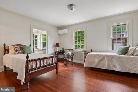 Bedroom - 2209 Ken Oak Rd, Baltimore, MD 21209 photo 5 of 11