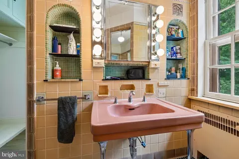 Bath - 2209 Ken Oak Rd, Baltimore, MD 21209 photo 4 of 8