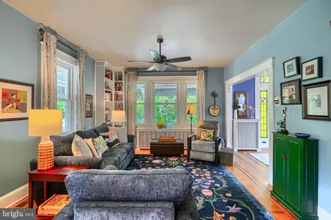 Living - 3106 Parkside Dr, Baltimore, MD 21214 photo 2 of 4