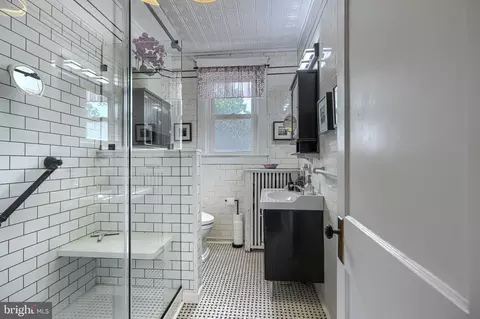 Bath - 3106 Parkside Dr, Baltimore, MD 21214 photo 3 of 5