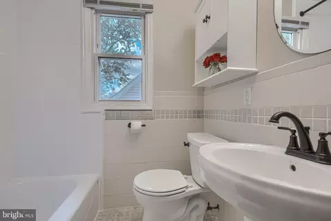 Bath - 5313 Tramore Rd, Baltimore, MD 21214 photo 3 of 7