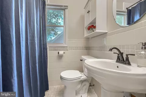 Bath - 5313 Tramore Rd, Baltimore, MD 21214 photo 5 of 7