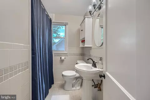 Bath - 5313 Tramore Rd, Baltimore, MD 21214 photo 4 of 7