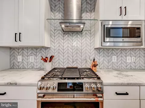 Kitchen - 2021 E Lombard St, Baltimore, MD 21231 photo 4 of 4