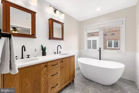 Bath - 1420 Benjamin St, Baltimore, MD 21230 photo 2 of 4
