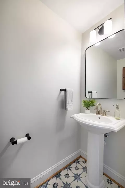 Bath - 1420 Benjamin St, Baltimore, MD 21230 photo 1 of 4