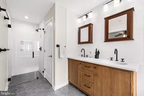 Bath - 1420 Benjamin St, Baltimore, MD 21230 photo 3 of 4