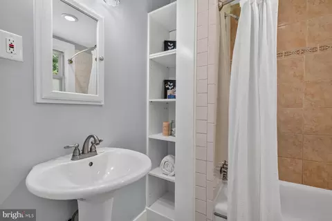 Bath - 826 Cedarcroft Rd, Baltimore, MD 21212 photo 1 of 2