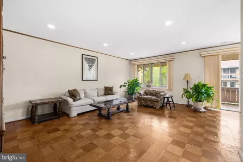 Living - 11 Hamill Rd #11E, Baltimore, MD 21210 photo 2 of 3