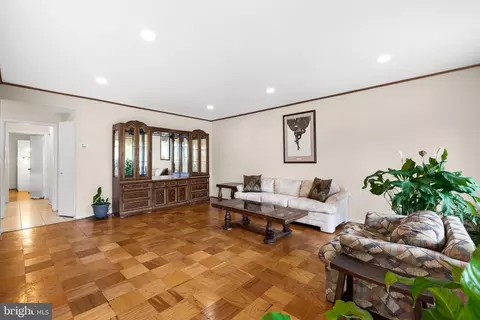 Living - 11 Hamill Rd #11E, Baltimore, MD 21210 photo 1 of 3