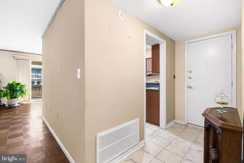 Entry Way - 11 Hamill Rd #11E, Baltimore, MD 21210 photo 3 of 4