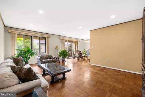 Living - 11 Hamill Rd #11E, Baltimore, MD 21210 photo 3 of 3