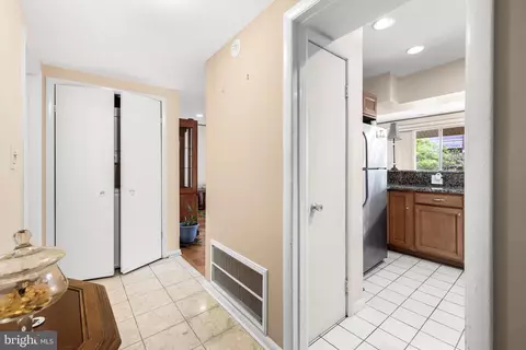 Entry Way - 11 Hamill Rd #11E, Baltimore, MD 21210 photo 4 of 4