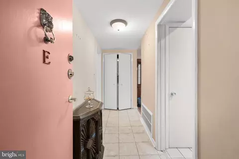 Entry Way - 11 Hamill Rd #11E, Baltimore, MD 21210 photo 2 of 4