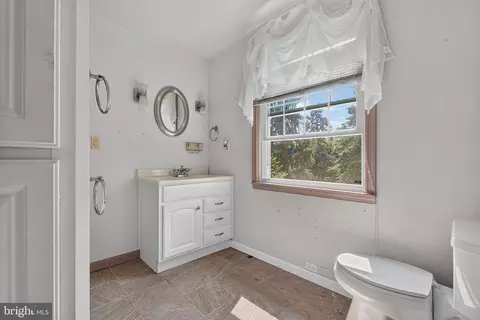 Bath - 511 Thornfield Rd, Baltimore, MD 21229 photo 2 of 3
