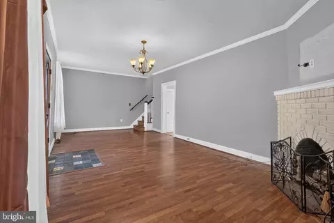 Living - 511 Thornfield Rd, Baltimore, MD 21229 photo 2 of 2