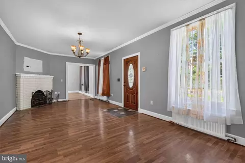 Living - 511 Thornfield Rd, Baltimore, MD 21229 photo 1 of 2