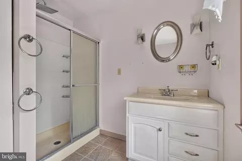 Bath - 511 Thornfield Rd, Baltimore, MD 21229 photo 3 of 3
