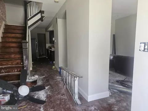 Entry Way - 413 Lyndhurst St, Baltimore, MD 21229 photo 1 of 8