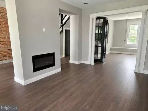 Living - 413 Lyndhurst St, Baltimore, MD 21229 photo 2 of 4