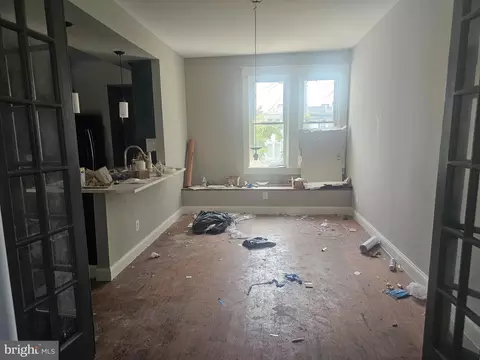 Living - 413 Lyndhurst St, Baltimore, MD 21229 photo 3 of 4