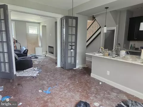 Entry Way - 413 Lyndhurst St, Baltimore, MD 21229 photo 4 of 8