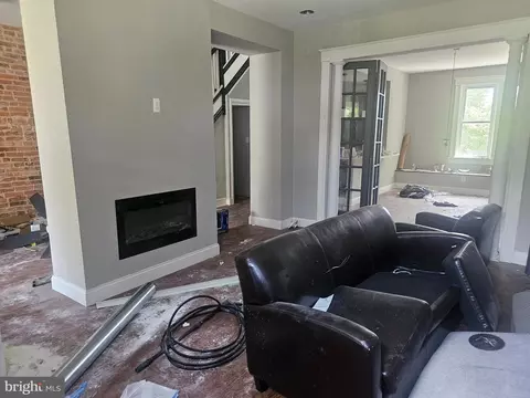 Living - 413 Lyndhurst St, Baltimore, MD 21229 photo 1 of 4
