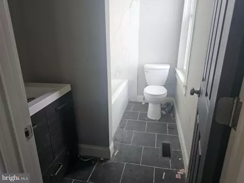 Entry Way - 413 Lyndhurst St, Baltimore, MD 21229 photo 8 of 8