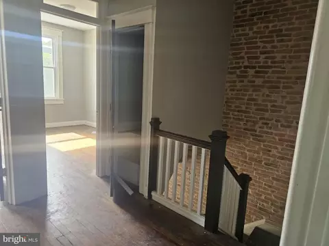 Entry Way - 413 Lyndhurst St, Baltimore, MD 21229 photo 7 of 8