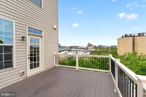 Exterior - 968 S Macon St, Baltimore, MD 21224 photo 2 of 3