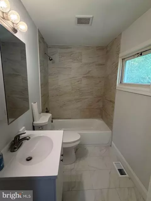Bath - 5247 Nelson Ave, Baltimore, MD 21215 photo 1 of 2