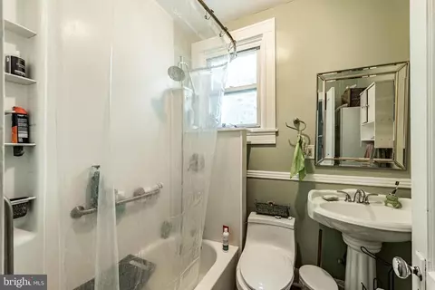 Bath - 2730 Pelham Ave, Baltimore, MD 21213 photo 1 of 1