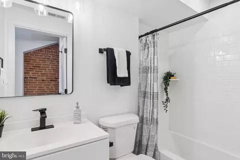 Bath - 1337 Andre St, Baltimore, MD 21230 photo 4 of 7