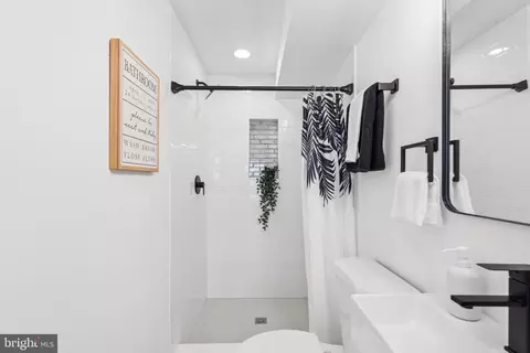 Bath - 1337 Andre St, Baltimore, MD 21230 photo 3 of 7