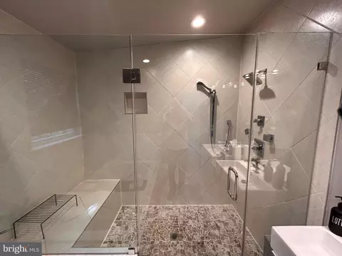 Bath - 3805 Ridgecroft Rd, Baltimore, MD 21206 photo 4 of 6