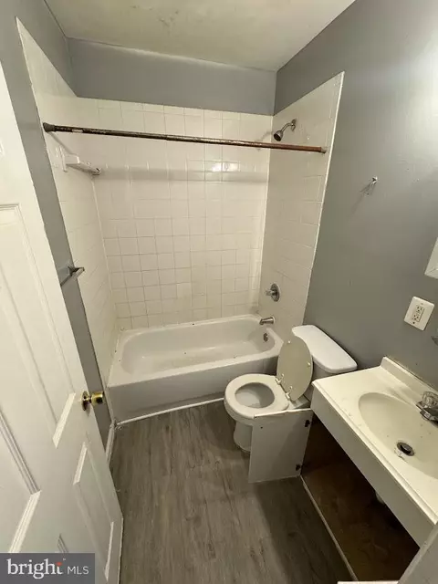 Bath - 907 Bennett, Baltimore, MD 21223 photo 2 of 3