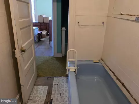 Entry Way - 2516 E Chase St, Baltimore, MD 21213 photo 10 of 14