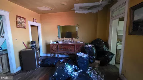 Entry Way - 2516 E Chase St, Baltimore, MD 21213 photo 5 of 14