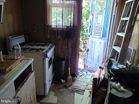 Entry Way - 2516 E Chase St, Baltimore, MD 21213 photo 8 of 14