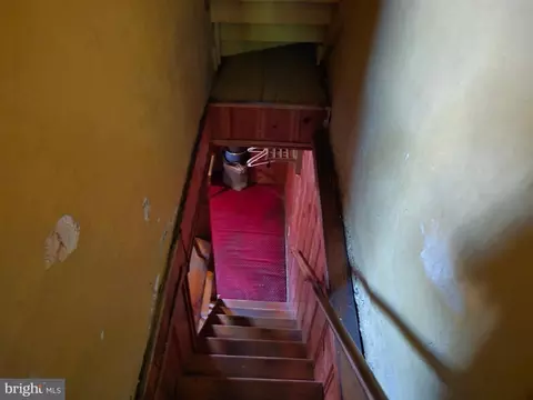 Entry Way - 2516 E Chase St, Baltimore, MD 21213 photo 13 of 14