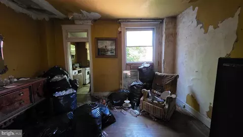 Entry Way - 2516 E Chase St, Baltimore, MD 21213 photo 4 of 14