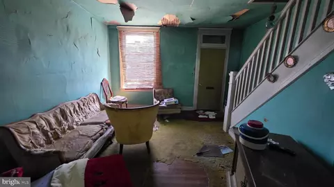 Entry Way - 2516 E Chase St, Baltimore, MD 21213 photo 3 of 14