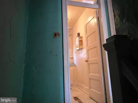 Entry Way - 2516 E Chase St, Baltimore, MD 21213 photo 9 of 14