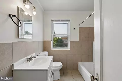 Bath - 838 Bradhurst Rd, Baltimore, MD 21212 photo 1 of 2