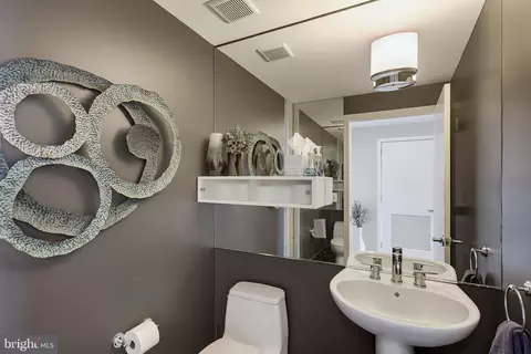 Bath - 1200 Steuart St #630, Baltimore, MD 21230 photo 1 of 4