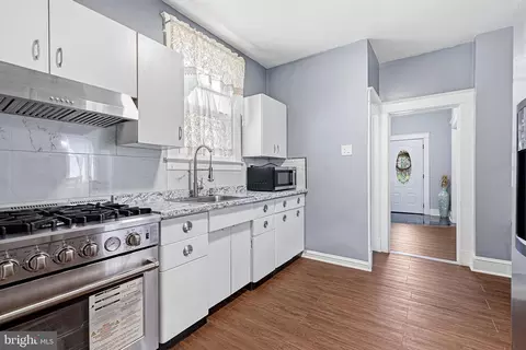 Entry Way - 401 Kingston Rd, Baltimore, MD 21229 photo 3 of 5