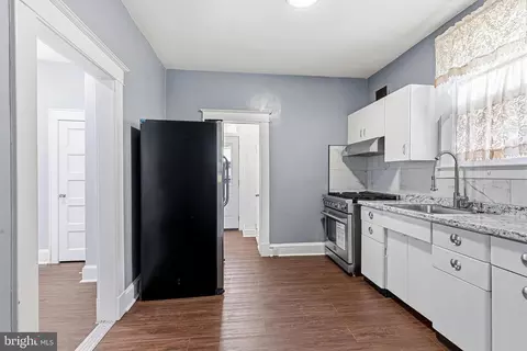 Entry Way - 401 Kingston Rd, Baltimore, MD 21229 photo 2 of 5