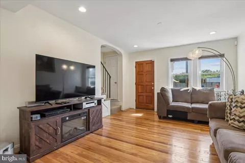 Entry Way - 3014 Grantley Ave, Baltimore, MD 21215 photo 1 of 2